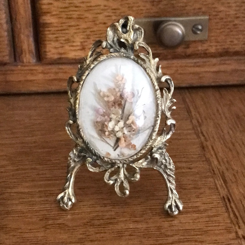 Victorian domed flower treasure easel.
